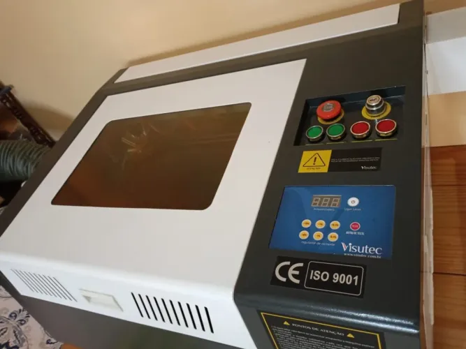 Máquina de corte e gravação a laser