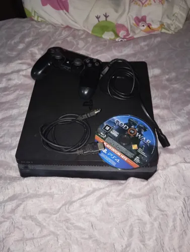 PS4 slim , 1T, 1controle original e um jogo de CD