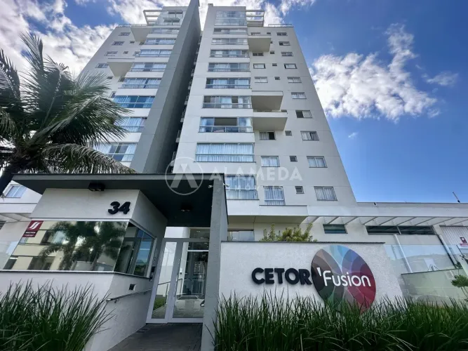 Apartamento todo mobiliado com 02 quartos sendo 01 suíte e 02 vagas no bairro Fortaleza em