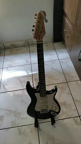 Guitarra Behringer El Toro Stratocaster Preta - Usada Bom Estado (canhota)