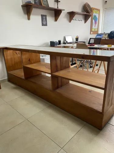 Balcão de madeira com vidro 