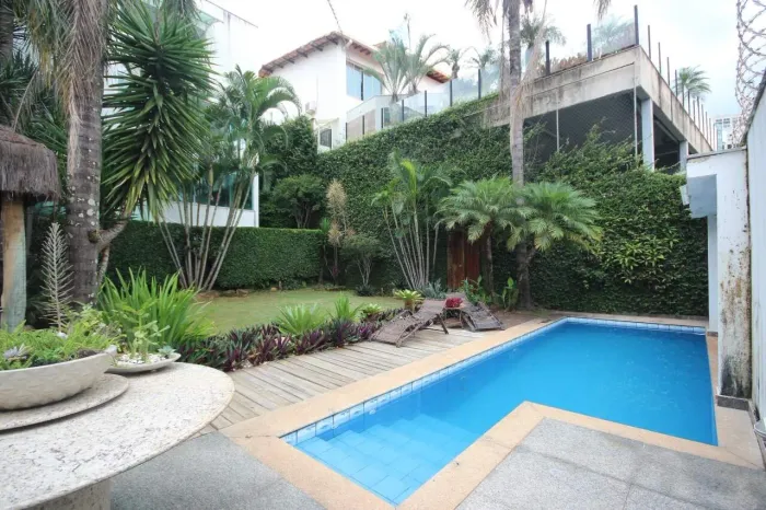 CASA DE 5 QUARTOS PARA LOCAÇÃO NO BAIRRO ESTORIL!