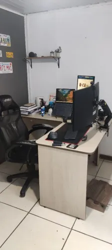 Mesa de trabalho em L + cadeira de trabalho