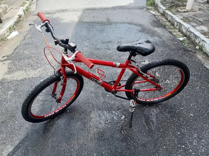 Bicicleta vermelha aro 24