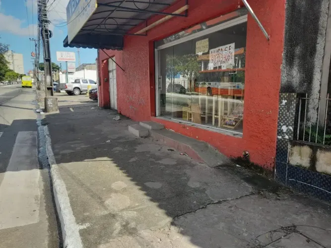 CASA NA AVENIDA - PROXIMO A COMABEL