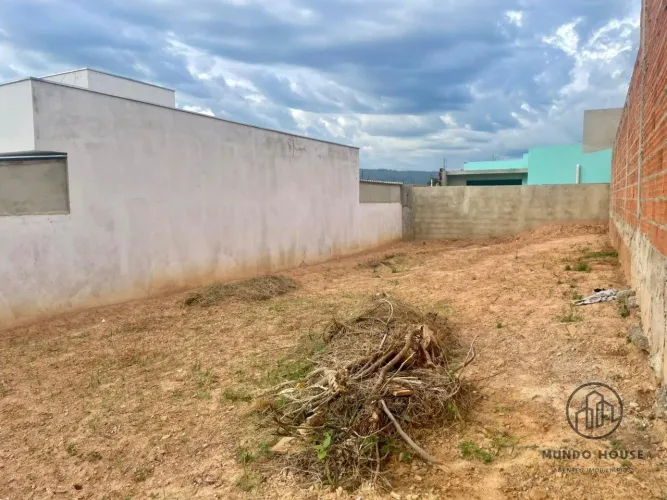 Oportunidade imperdível para quem deseja investir ou construir a casa dos sonhos em uma lo