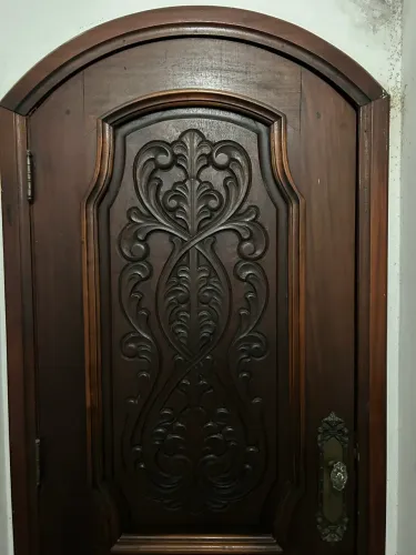 Porta de madeira entalhada