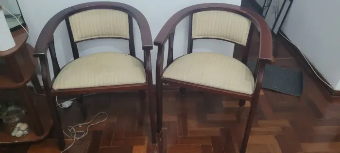 2 CADEIRAS DE MADEIRA COM BRAÇOS - ESTILO CLÁSSICO