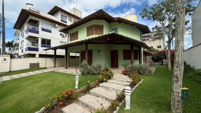 Casa 4 Dormitórios em Jurerê - Locação Anual