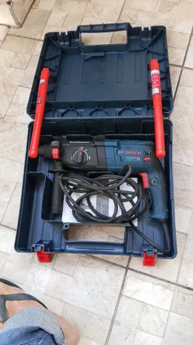 Vendo um martelete rompedor parafusadeira e furadeira de 1.359, por 800 reais 