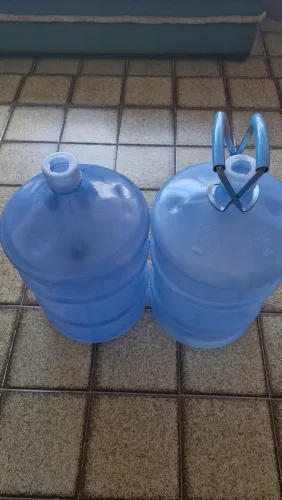 2 Garrafões de água de 20l + Pegador alça