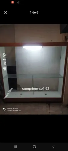 Vitrine de loja com rodinha