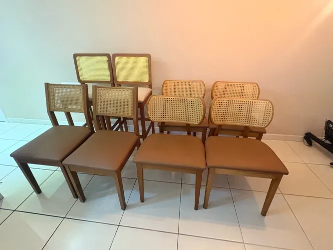 Conjunto de cadeiras e banquetas