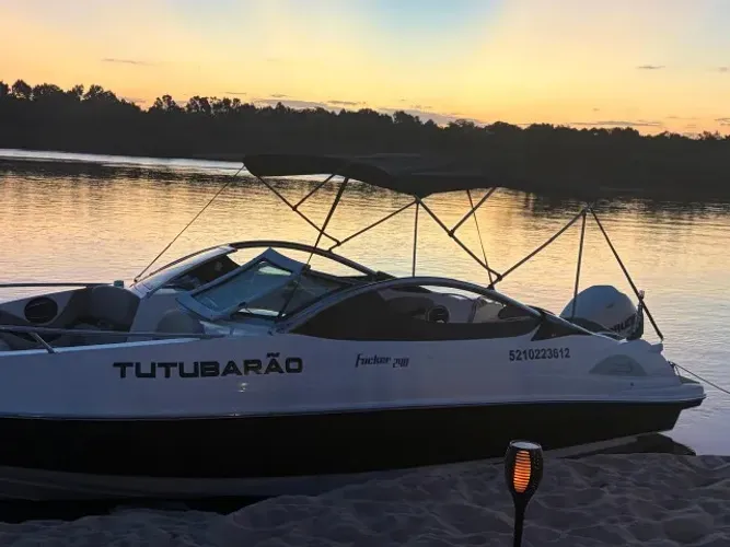 Lancha Focker240 | 24 pés | Evinrude 250 HP com carreta