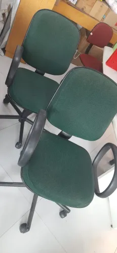 Cadeira de Escritório com Base Giratória e Regulagem de altura