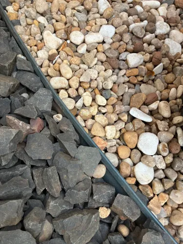 Doando pedras de decoração jardim de inverno