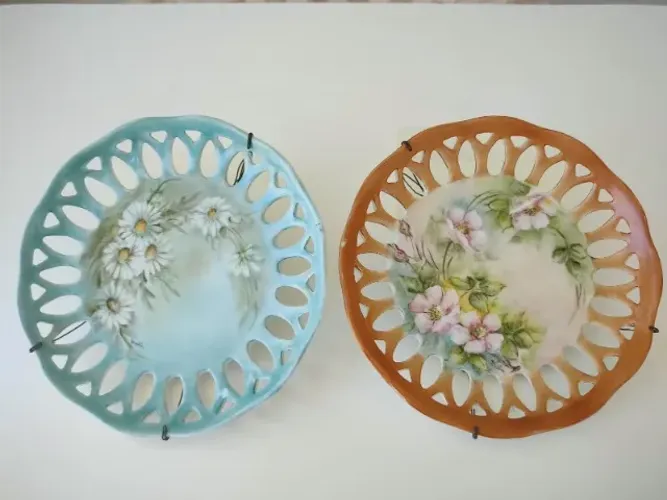 Par de Pratos Decorativos de Porcelana Pintados à Mão - Assinado Malú - S Brasil