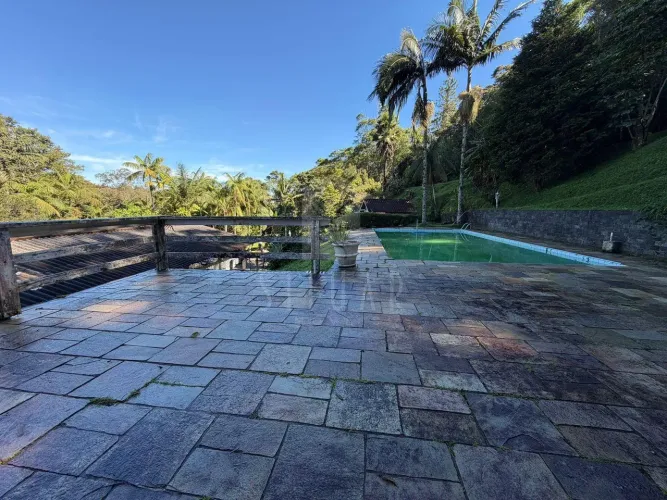 Chácara com Piscina e Pomar Próxima ao Centro de Juquitiba