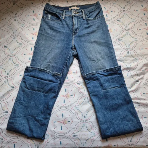 Calça jeans escura estilo boca de sino (tam 28)