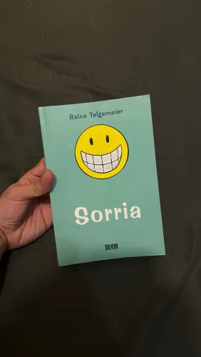 HQ / Livro Sorria - Raina Telgemeier (Editora Devir)