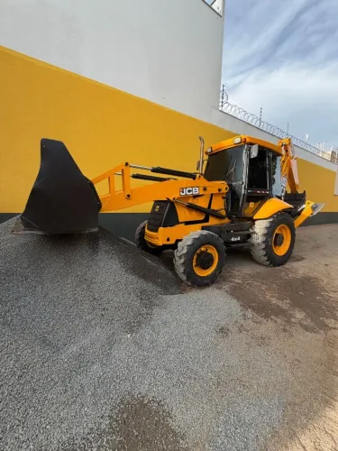 Retroescavadeira JCB 3C Plus 4x4 2013