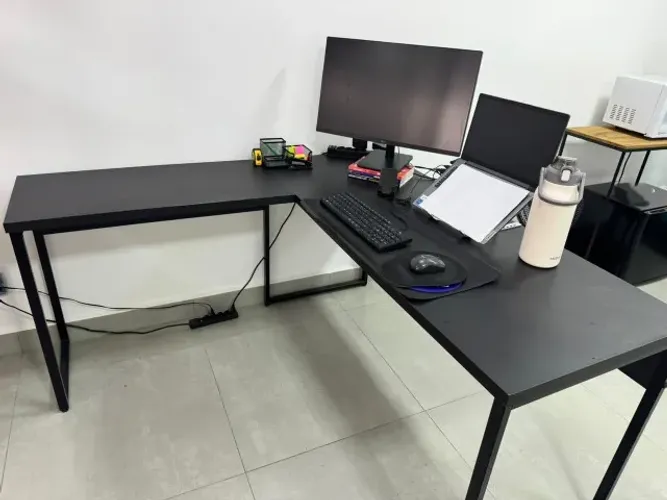 Mesa de canto em L industrial aço e mdp marca Netmobil Cor Preta  