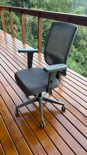 Cadeira de escritório ergonômica em ótimo funcionamento - precisa de carinho