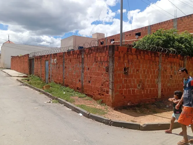 Lote de esquina /2 quartos ,sala,cozinha banheiro social...82.900.00