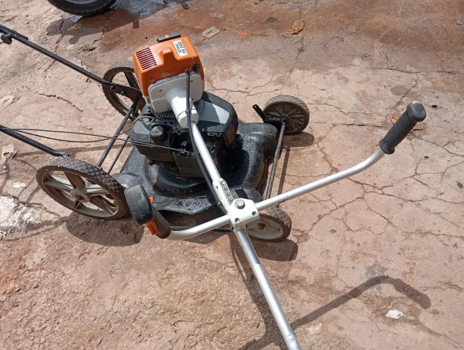 Roçadeira Stihl FS 220 semi-nova