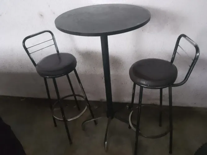 Mesa e banquetas