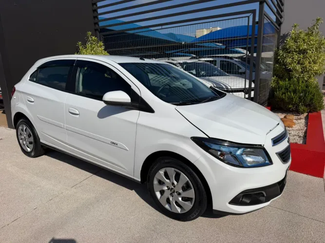 Chevrolet Onix Hatch LT 1.4 8V Flex Power Mec. 4P 2015