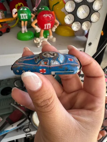 Carrinho de lata antigo