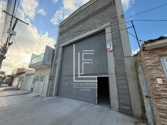 Galpão com 280m² e pé direito de 8m em ótima localização próximo ao Rei Pelé no Trapiche