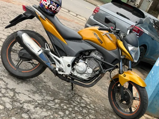 Honda CB 300R 2012 Amarela - Econômica, Completa e R$ 10.500