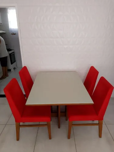 Conjunto mesa de jantar 4 cadeiras, semi novo, extremamente conservada, cadeiras estofadas