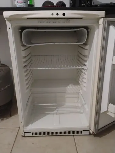 Vende-se um frigobar