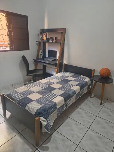 Quarto menino Cama, colchão, escrivaninha e mesinha