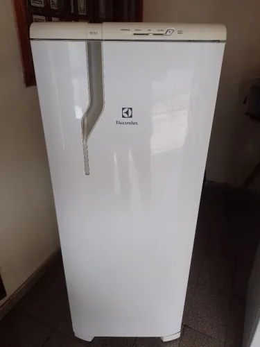 Geladeira novinha Electrolux 240 litros tensão 110 volts
