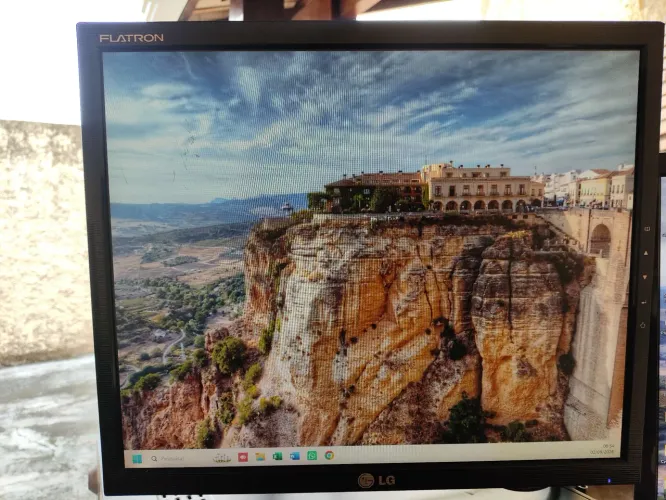 Monitor LG Flatron 17" Quadrado (Ideal para Suporte / Escritório) + Cabos