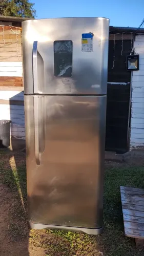 Vendo geladeira Electrolux 127v com avarias na porta ,mas se envelopar ficará linda 