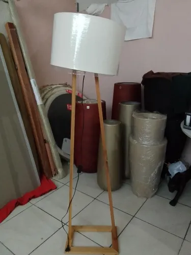 Li do abajur de chão madeira maciça e cúpula de linho