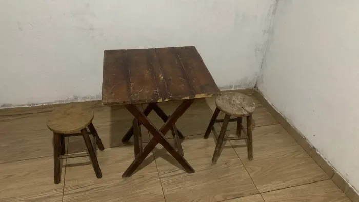Mesa de madeira com dois banco