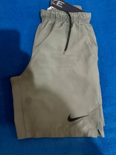 Bermuda de treino Nike cinza