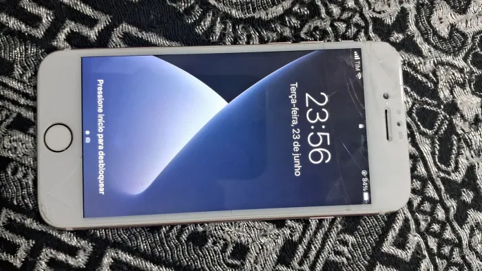 Iphone 7 com tela quebrada mas funcionando perfeito 