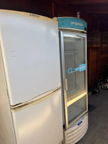 Dois Freezers verticais um fechado e outro expositor 578 litros e 500 litros