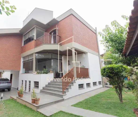 Casa no City America com 383m2 possui 6 vagas de garagem