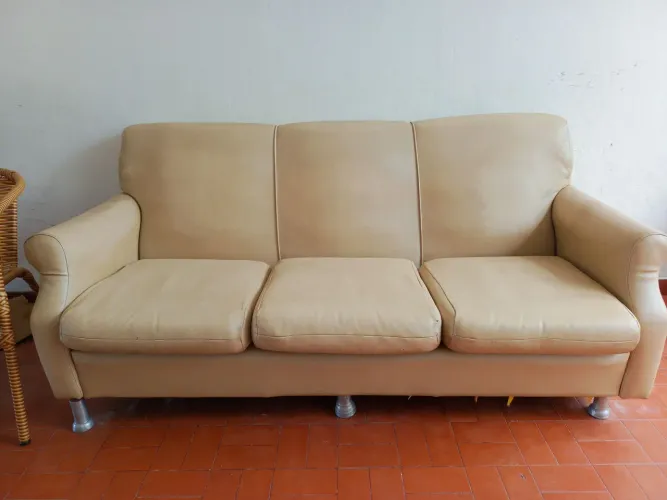 JOGO DE SOFÁ COM MESA DE CENTRO BEGE 