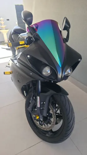 Yamaha R1 - Preta com detalhes Dourado