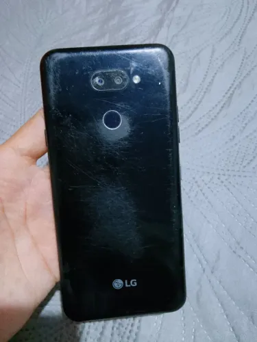Vendo um celular LG k40 acompanha o carregador não entrego