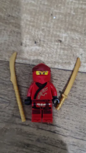 Lego minifigura ninjago Kai com armas